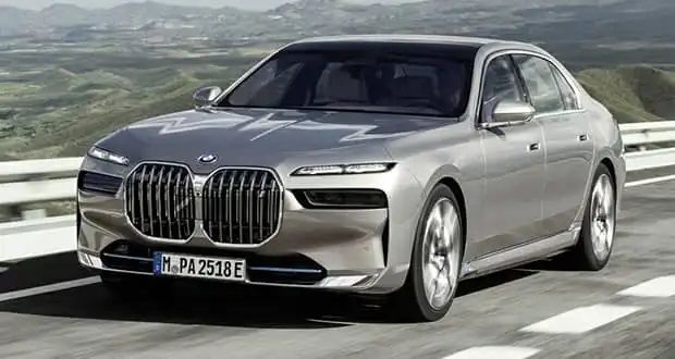 طراحی خودرو BMW با قابلیت تنظیم رنگ بدنه و رینگ‌ها از طریق LED/ ویدئو