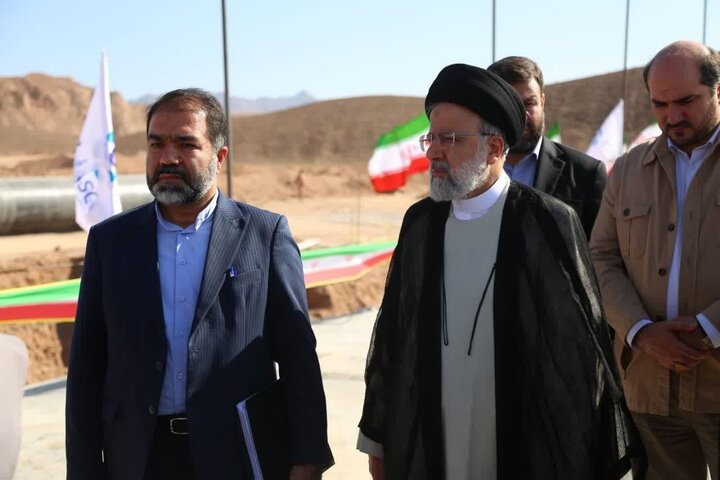 Raeisi pays inspection visit to big water project in Isfahan