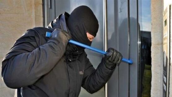 سارقان یک منزل با صاحب‌خانه ابراز همدردی‌ کردند