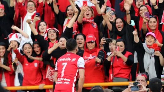 پایان چشم‌انتظاری هواداران پرسپولیس؛ زنان و مردان سرخ‌پوش در راه ورزشگاه آزادی