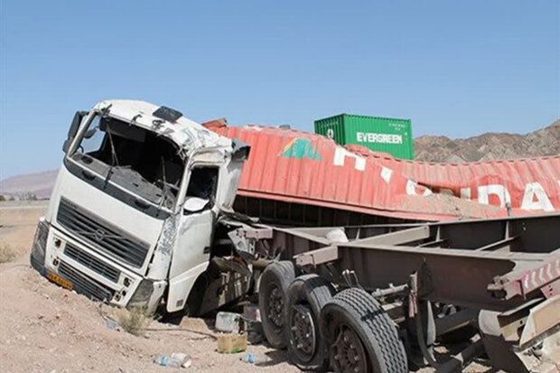 واژگونی تریلر در ” میانه” جان راننده اش را گرفت