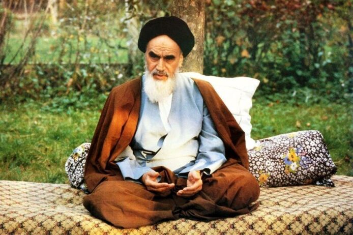 برادر کت و شلوار و کراوات پوش امام خمینی (ره)/ عکس