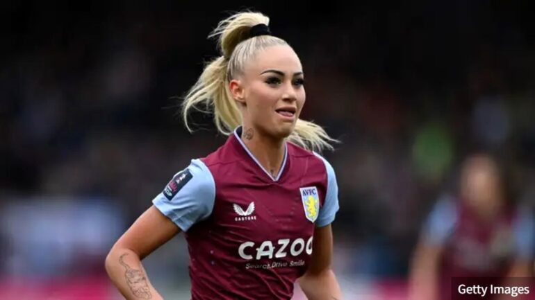 زیباترین فوتبالیست زن جهان وارد حرفهای شد که باور نمیکنید!