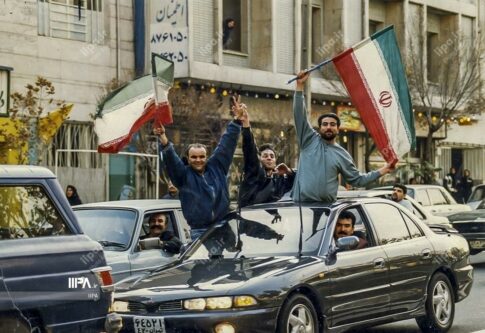 شادی مردم پس از صعود ایران به جام جهانی فرانسه در هشتم آذر ۷۶