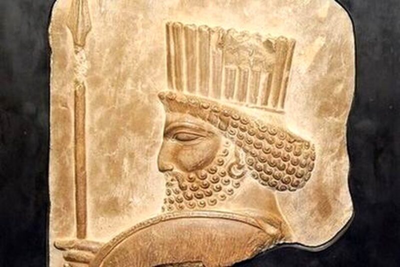 فروش آثار هخامنشی در میدان انقلاب تهران!