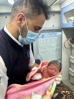 پا به دنیا گذاشتن نوزاد عجول در کابین آمبولانس