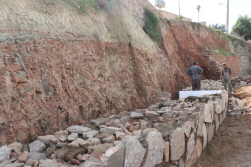 عملیات احداث دیوار حائل در منطقه کمپ کرسنت در حال انجام است