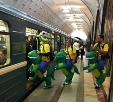 مسافرانی با پوشش و رفتار عجیب در مترو!/ عکس