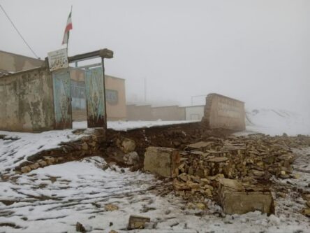 تخریب دیوار مدرسه روستای ططیانسر بخش میربگ شهرستان دلفان