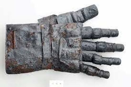 باستان شناسان یک دستکش آهنین قرون وسطایی را کشف کردند