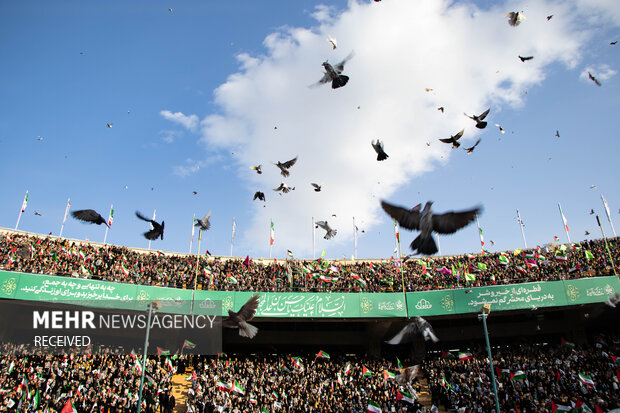 Iranians attend 100K-seat stadium to back Gazans