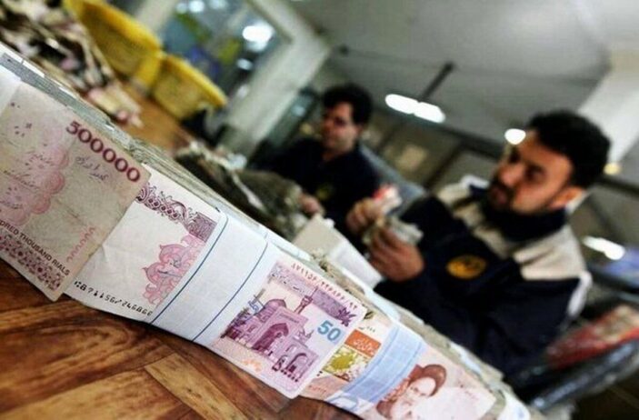 یک اتفاق عجیب/ حقوق یک کارگر طی دو هفته آب رفت!