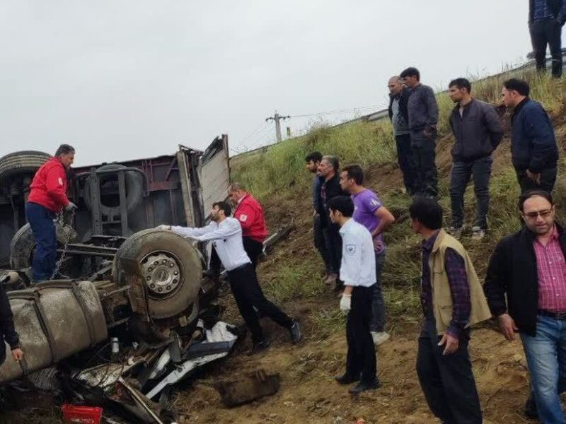 فوت  راننده در واژگونی تریلی در جاده آذرشهر _ عجب شیر