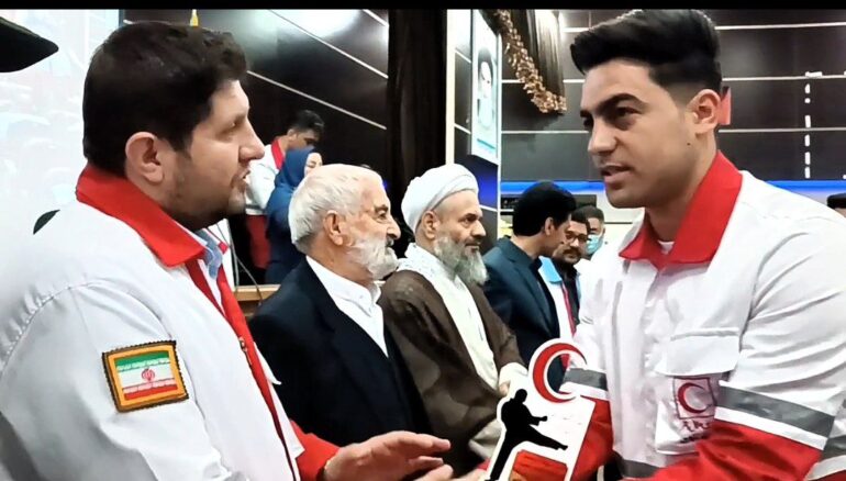 اهدای تندیس هلال احمر به میثم رشتبر رکوردار ۴۸ ساعته کونگ فو و هنرهای رزمی