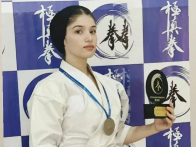 سارا مؤذنی: در استان فارس، رشته کیوکوشین بسیار رقابتی است/ تمام تلاش خود را برای ملی پوش شدن می کنم سارا موذنی کاراته کا جوان در بخش کیوکوشین سبک کنبوکای است.