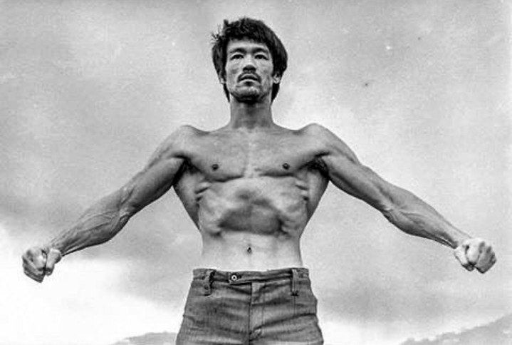 اجرای وکیوم شکم توسط بروسلی (عکس)