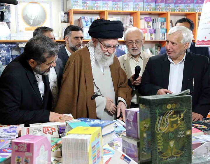 Leader visits 35th Tehran International Book Fair