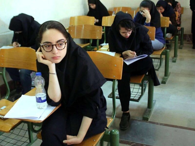 اختلاف طبقاتی در امتحانات نهایی دانش‌آموزان؛ تفاوت بلندگو و هدفون!