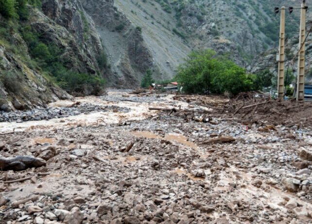 سیل تردد خودروها در جاده بلده – دوآب شهرستان نور را مختل کرد