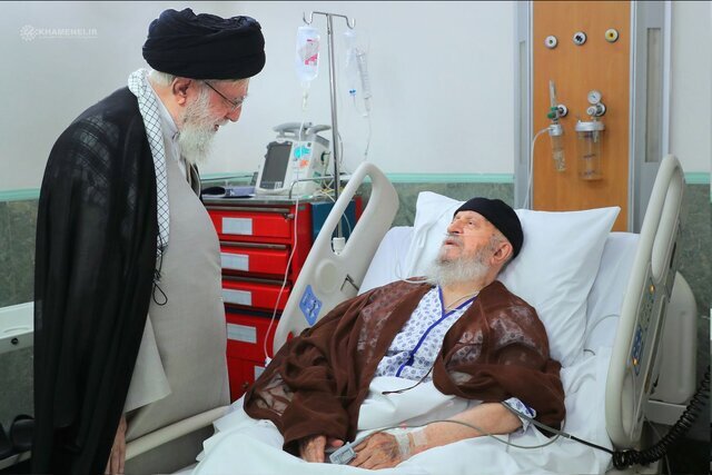 Leader visits Ayatollah Makarem Shirazi at hospital in Tehran