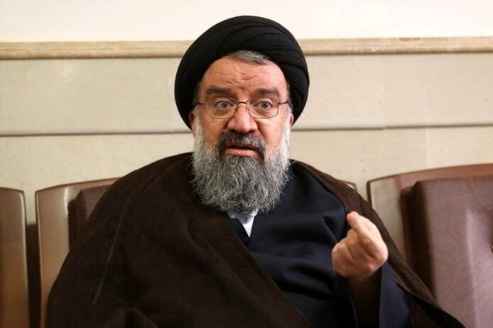 احمد خاتمی: بیعت با امام زمان جدای از بیعت با ولی فقیه نیست/ برخی بی دینی را الگو می‌دانند؛ بیعت با امام زمان این است که با حجاب‌ها در اکثریت باشند/ ولی فقیه فقط رهبر سیاسی نیست بلکه جانشین امام زمان است/ بیش از ۶۰ هزار طلبه در حوزه علمیه قم تحصیل می‌کنند