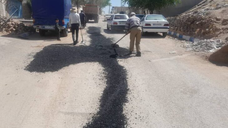 گزارش تصویری عملیات‌لکه گیری و ترمیم آسفالت معابر سطح محله دولت آباد (نفتک) توسط شهرداری مسجدسلیمان