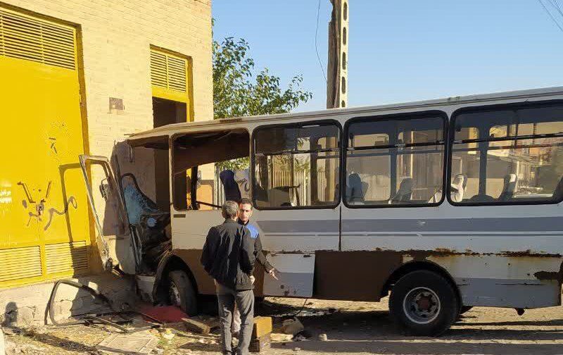 برخورد مینی‌بوس با دیوار در جاده تبریز آذرشهر به  ۱۱ مصدوم در پی داشت