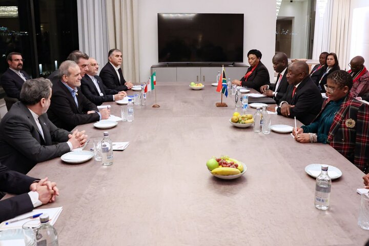 Pezeshkian holds meeting with S. African president in Russia