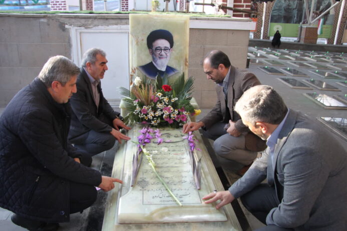 پرسنل شرکت ملی پخش فرآورده های نفتی آذربایجان شرقی مزار شهدای والامقام را گلباران کردند