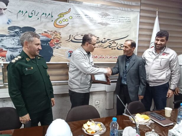 تقدیر مادر شهید احد برزگری از مدیرعامل شرکت ریخته گری تراکتورسازی