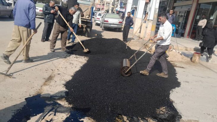 اجرای عملیات لکه گیری و ترمیم آسفالت معابر سطح شهر توسط شهرداری مسجدسلیمان 