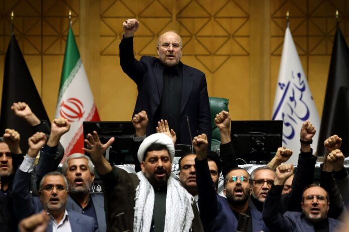 شعار «مرگ بر اسرائیل» و «مرگ بر آمریکا» در صحن مجلس طنینانداز شد