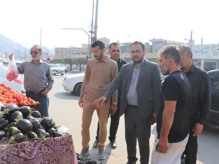 بازدید معاونت خدمات شهری از سطح شهر و تذکر به کسبه جهت رفع سد معبر