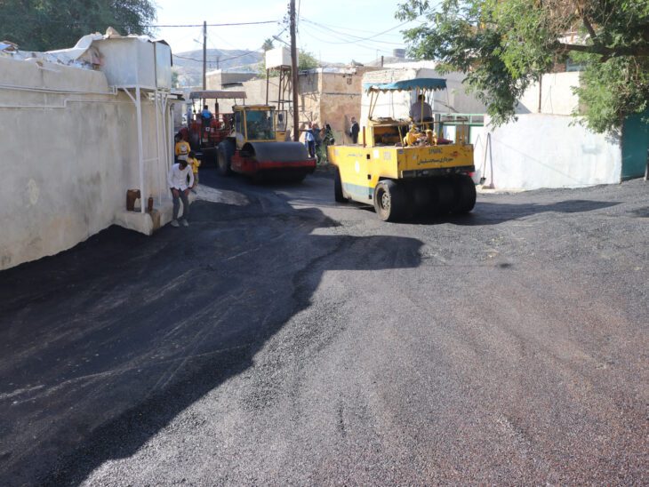عملیات آسفالت معابر محله مرادآباد در حال انجام است
