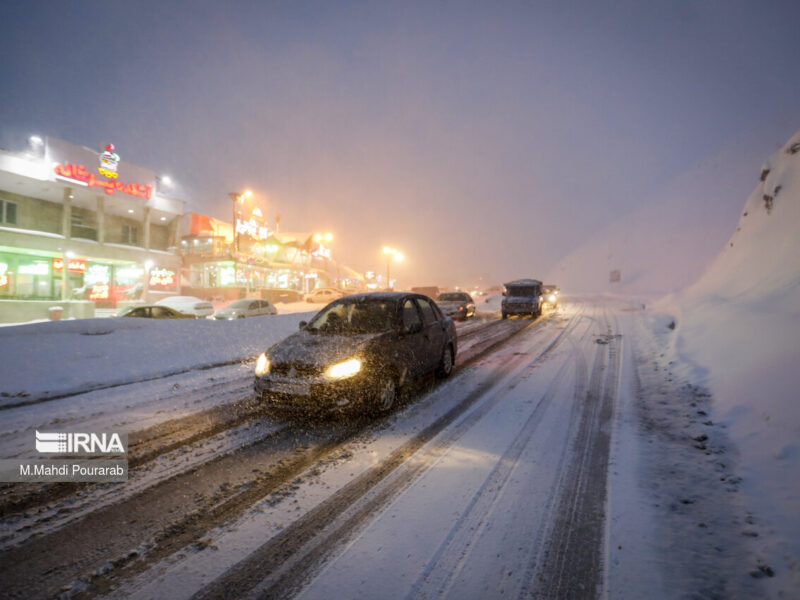 سقوط بهمن در جاده چالوس/رانندگان از جادههای فرعی به مسیرهای مسدود وارد نشوند