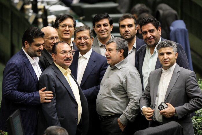 غلبه نگاه سیاسی برای استیضاح وزیر اقتصادی