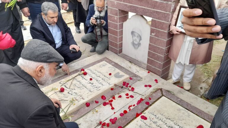 فیلم| غبار روبی از مزار شهدای صابئین مندایی با حضور استاندار خوزستان