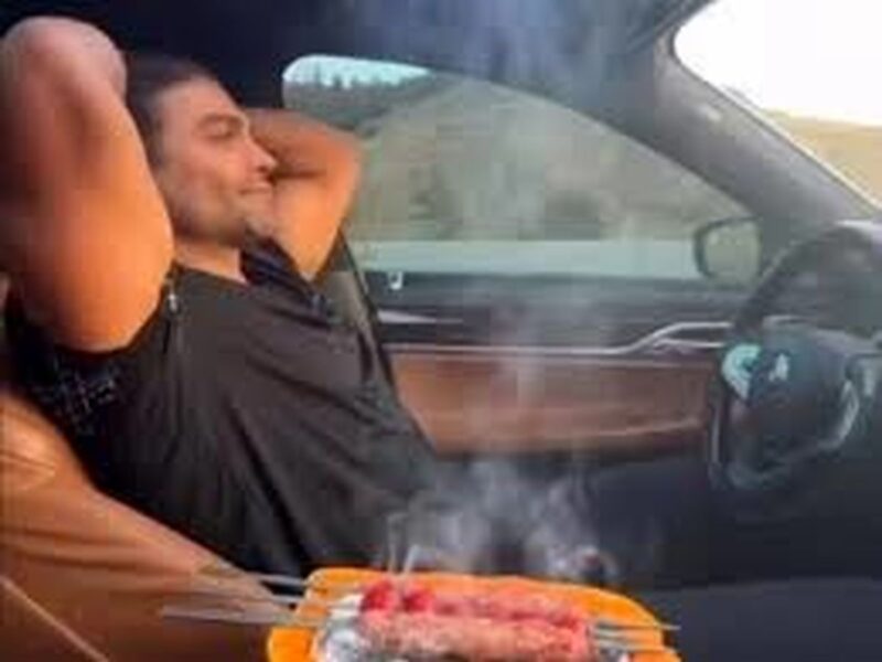 دستگیری بلاگر معروف که حین رانندگی غذا طبخ می‌کرد! / ویدئو