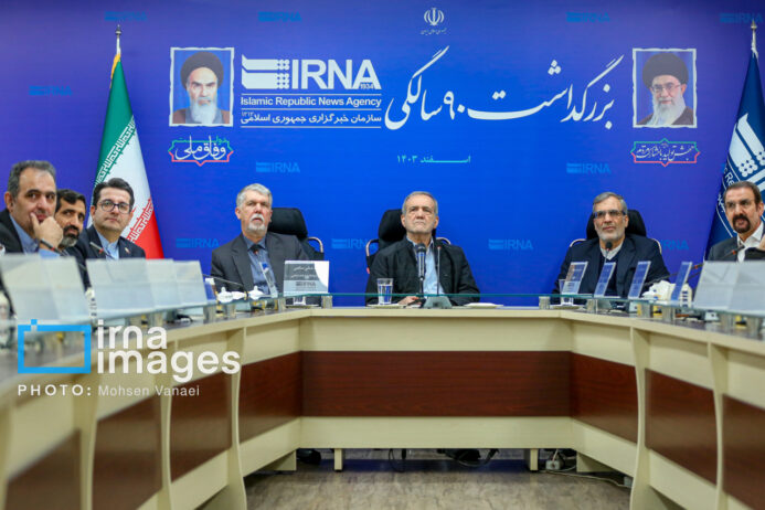 پزشکیان: اطلاعرسانی درست نیاز اصلی جامعه است/ اجازه نمیدهیم دیگران برای ما تصمیم بگیرند