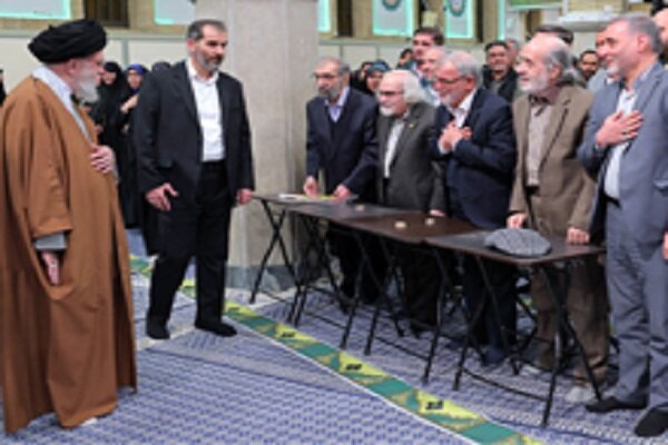 Leader meets  poets, experts in Persian culture, literature