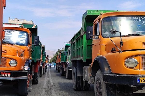 همدلی، همراهی و اعتماد رانندگان سیرجانی به بخش حاکمیتی حمل‌ و نقل/ بازگشت کامیون ها به چرخه حمل و نقل کشور در سیرجان
