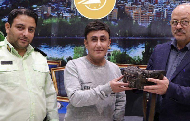 مامور پاکدست گمرک فرودگاه تبربز کیف ۳۵۰ میلیون تومانی را به صاحبش برگرداند