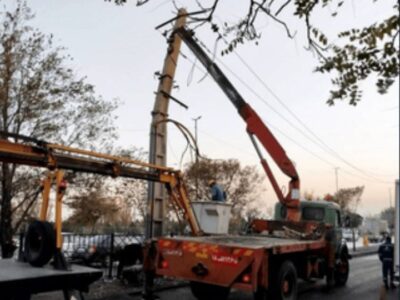 خسارت به شبکه برق به دلیل برخورد خودروی سواری با تیر برق