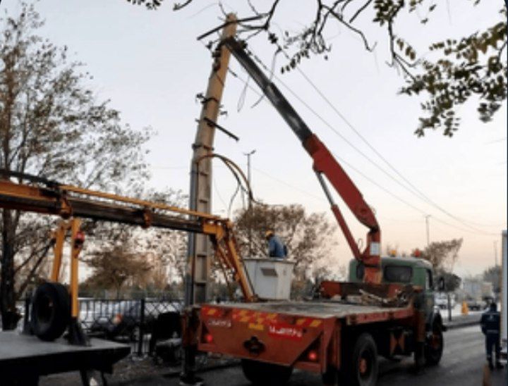 خسارت به شبکه برق به دلیل برخورد خودروی سواری با تیر برق