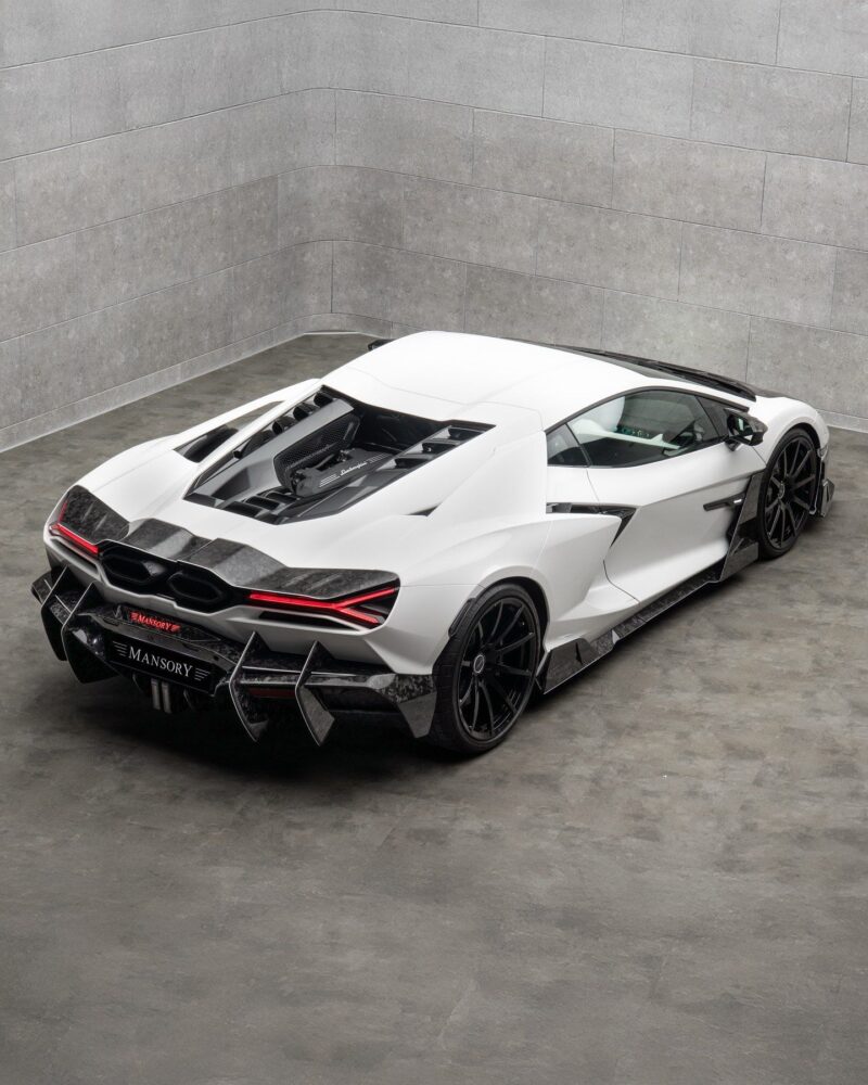 لامبورگینی روئلتو با پکیج سفارشی‌سازی «Initiate» منصوری، که با ارتقای قدرت به ۱۰۷۰ اسب بخار، شتاب صفر تا صد ۲.۴ ثانیه‌ای و بدنه فیبر کربنی، مرزهای عملکرد این ابرخودرو را جابه‌جا کرده است