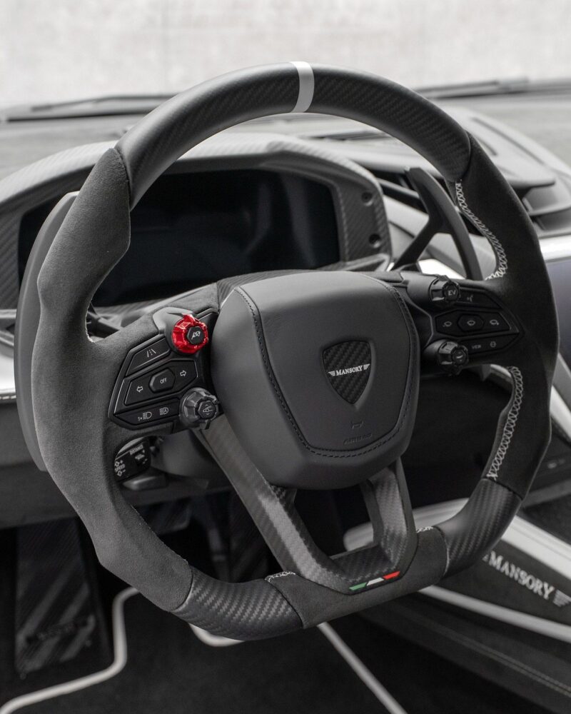 لامبورگینی روئلتو با پکیج سفارشی‌سازی «Initiate» منصوری، که با ارتقای قدرت به ۱۰۷۰ اسب بخار، شتاب صفر تا صد ۲.۴ ثانیه‌ای و بدنه فیبر کربنی، مرزهای عملکرد این ابرخودرو را جابه‌جا کرده است