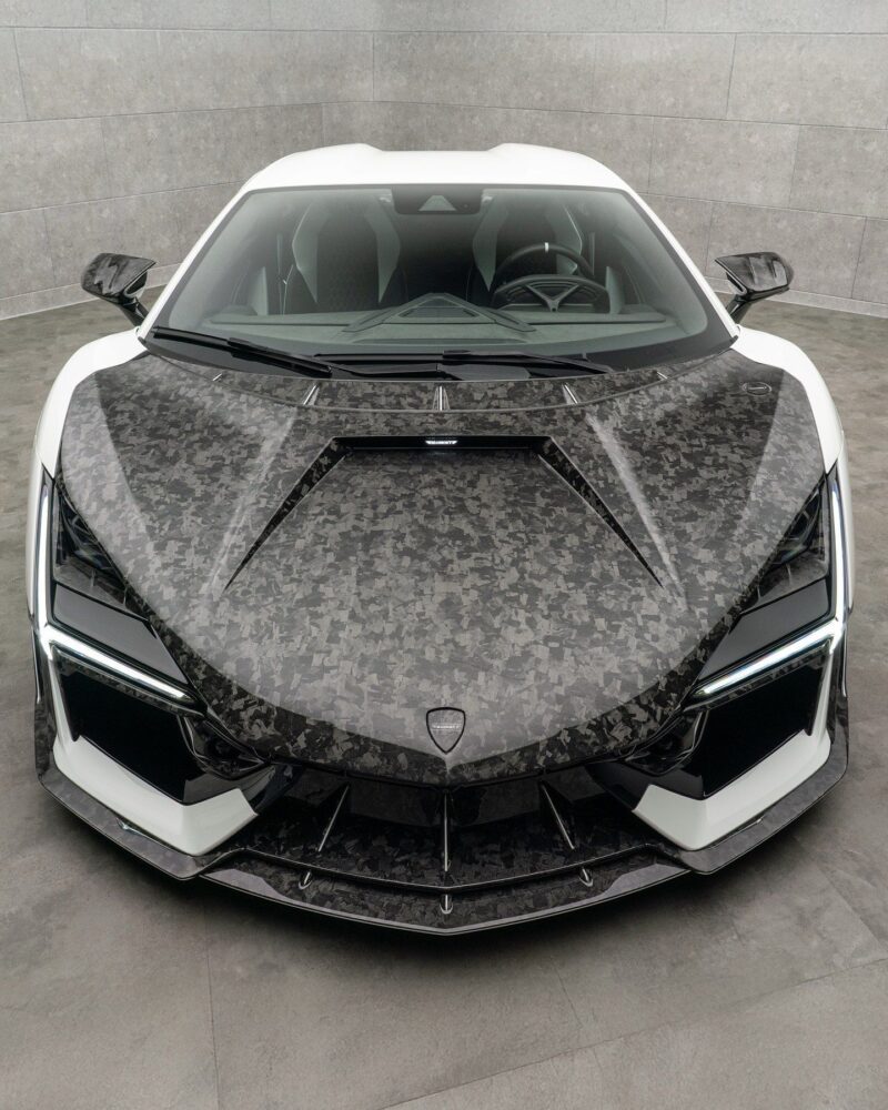 لامبورگینی روئلتو با پکیج سفارشی‌سازی «Initiate» منصوری، که با ارتقای قدرت به ۱۰۷۰ اسب بخار، شتاب صفر تا صد ۲.۴ ثانیه‌ای و بدنه فیبر کربنی، مرزهای عملکرد این ابرخودرو را جابه‌جا کرده است