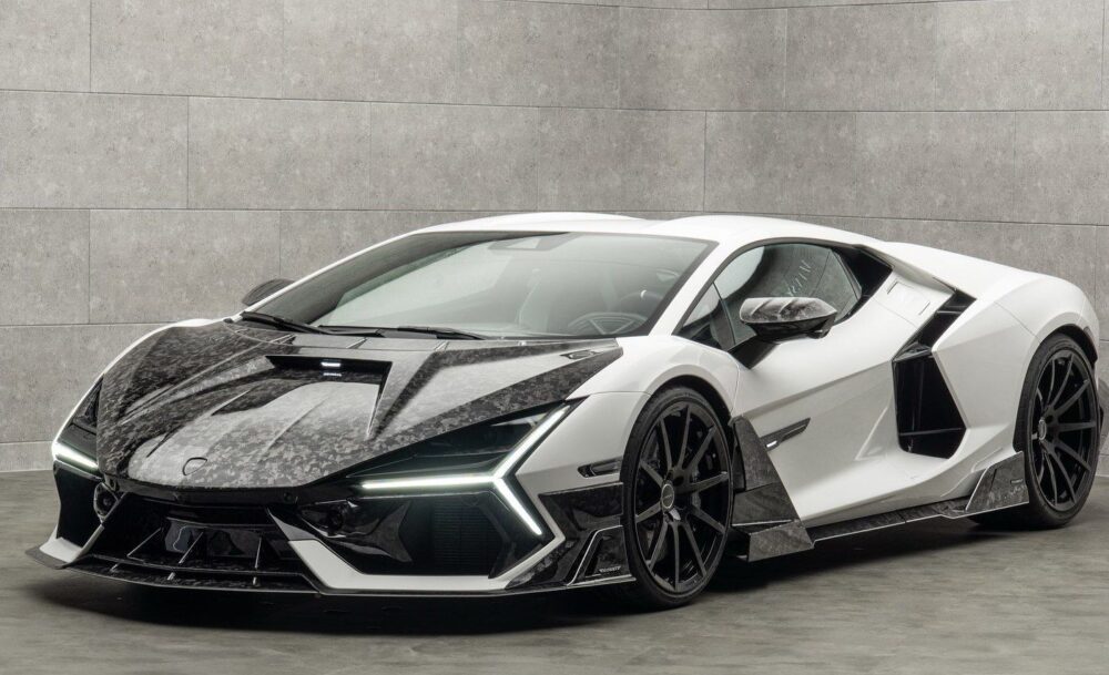 لامبورگینی روئلتو با پکیج سفارشی‌سازی «Initiate» منصوری، که با ارتقای قدرت به ۱۰۷۰ اسب بخار، شتاب صفر تا صد ۲.۴ ثانیه‌ای و بدنه فیبر کربنی، مرزهای عملکرد این ابرخودرو را جابه‌جا کرده است