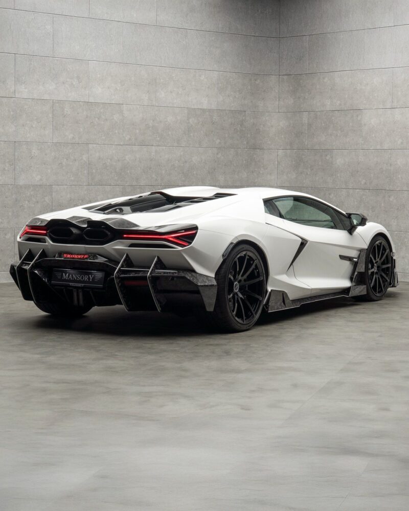 لامبورگینی روئلتو با پکیج سفارشی‌سازی «Initiate» منصوری، که با ارتقای قدرت به ۱۰۷۰ اسب بخار، شتاب صفر تا صد ۲.۴ ثانیه‌ای و بدنه فیبر کربنی، مرزهای عملکرد این ابرخودرو را جابه‌جا کرده است