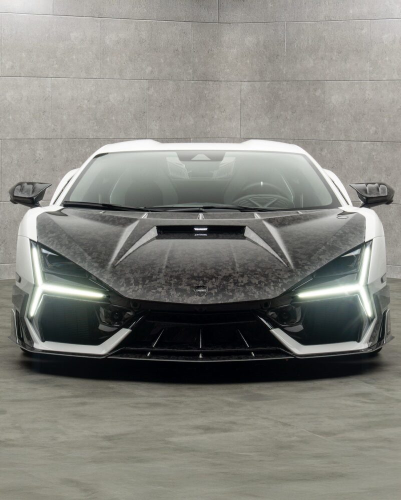 لامبورگینی روئلتو با پکیج سفارشی‌سازی «Initiate» منصوری، که با ارتقای قدرت به ۱۰۷۰ اسب بخار، شتاب صفر تا صد ۲.۴ ثانیه‌ای و بدنه فیبر کربنی، مرزهای عملکرد این ابرخودرو را جابه‌جا کرده است